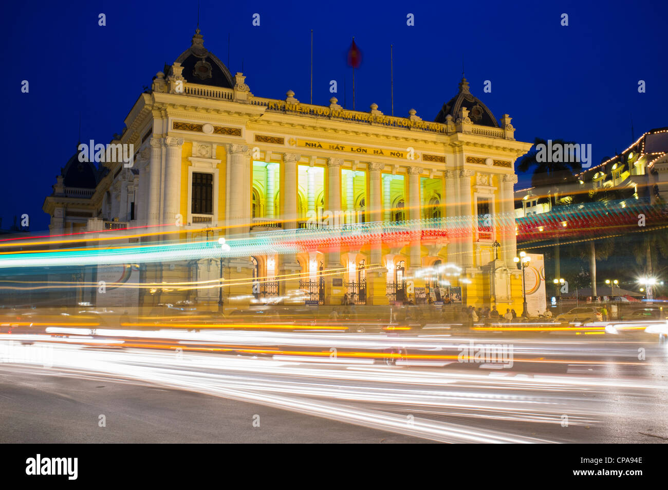Nachtansicht von Hanoi Opera House mit Verkehr Vietnam Stockfoto