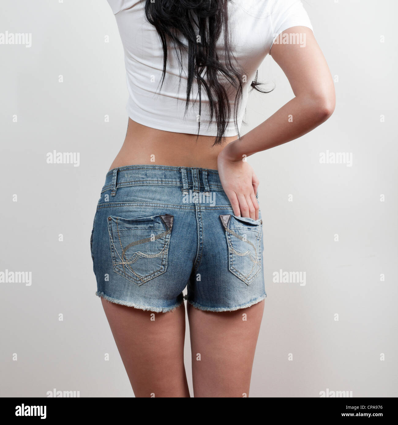 Frau trägt Jeans-shorts Stockfoto