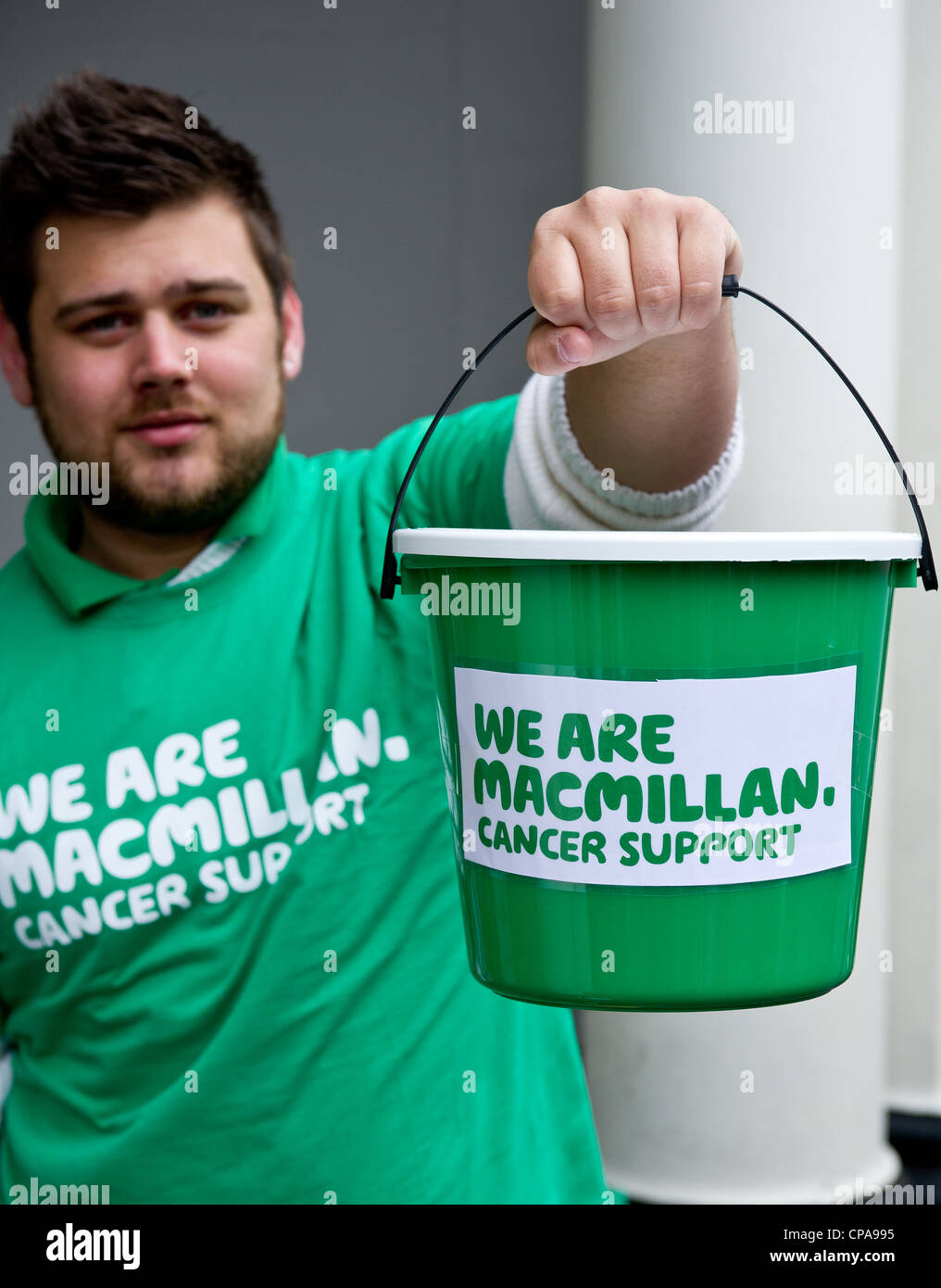 Ein Sammler für Macmillan Cancer Support für wohltätige Zwecke. Stockfoto