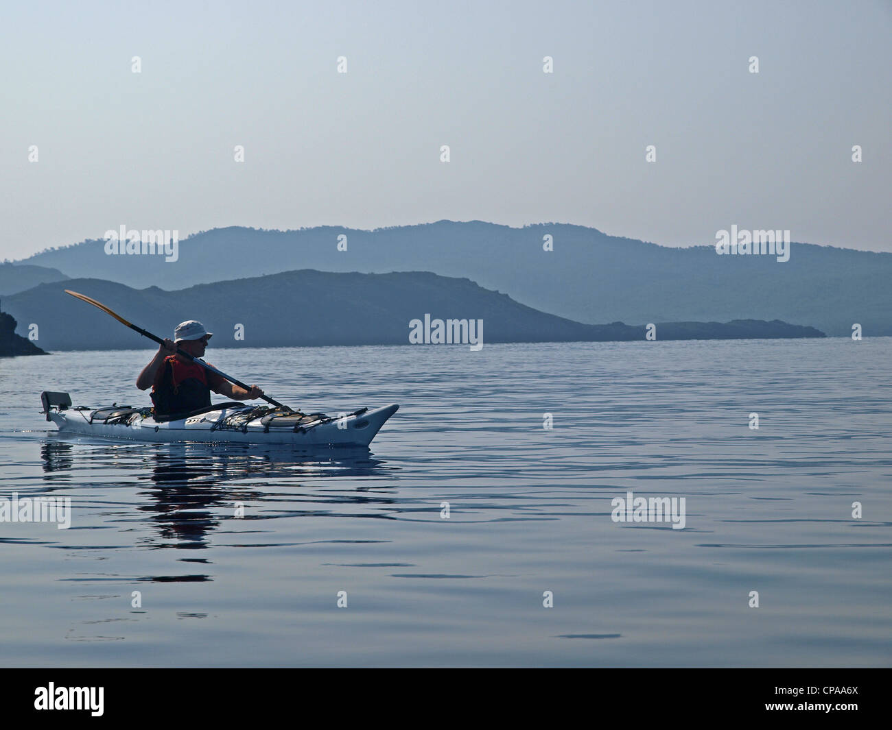 Ein sea kayaker Paddeln an der Küste der Türkei Stockfoto