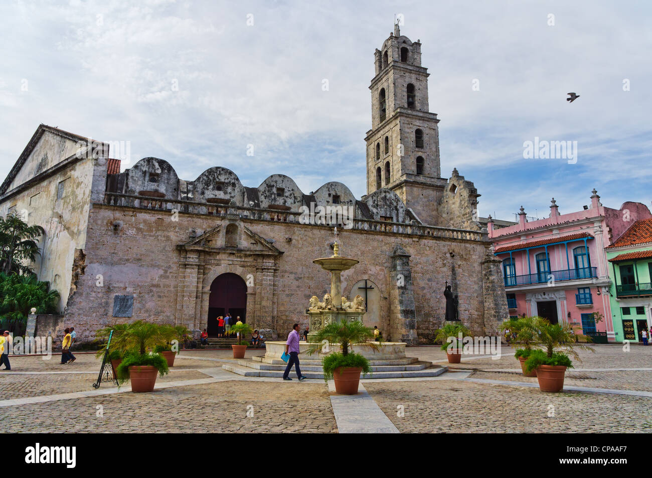 Weiten Blick über ein städtisches Motiv in Alt-Havanna mit Blick auf typische Häuser und Kirche Stockfoto