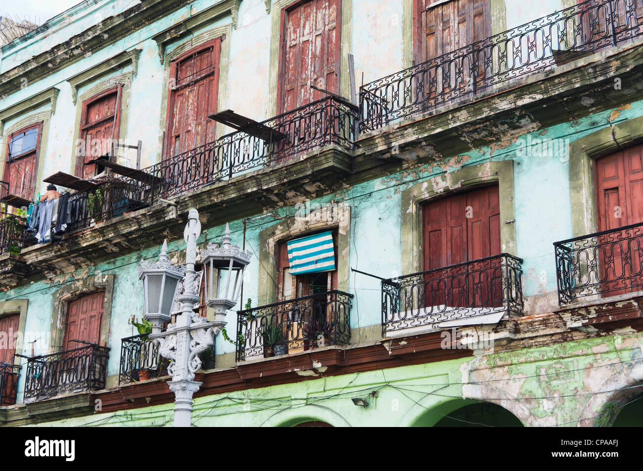 Havanna, Kuba. Straßenszene mit Oldtimer und abgenutzte Gebäude. Stockfoto