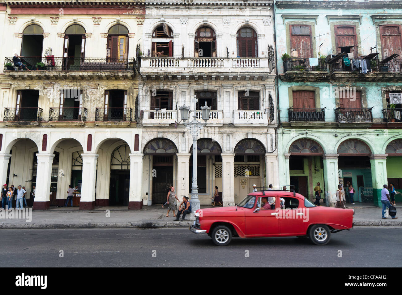 Havanna, Kuba. Straßenszene mit Oldtimer und abgenutzte Gebäude. Stockfoto
