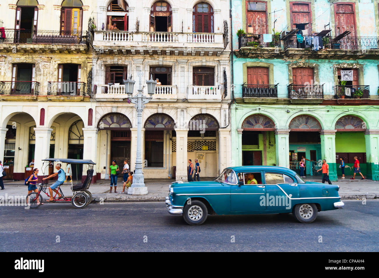 Havanna, Kuba. Straßenszene mit Oldtimer und abgenutzte Gebäude. Stockfoto