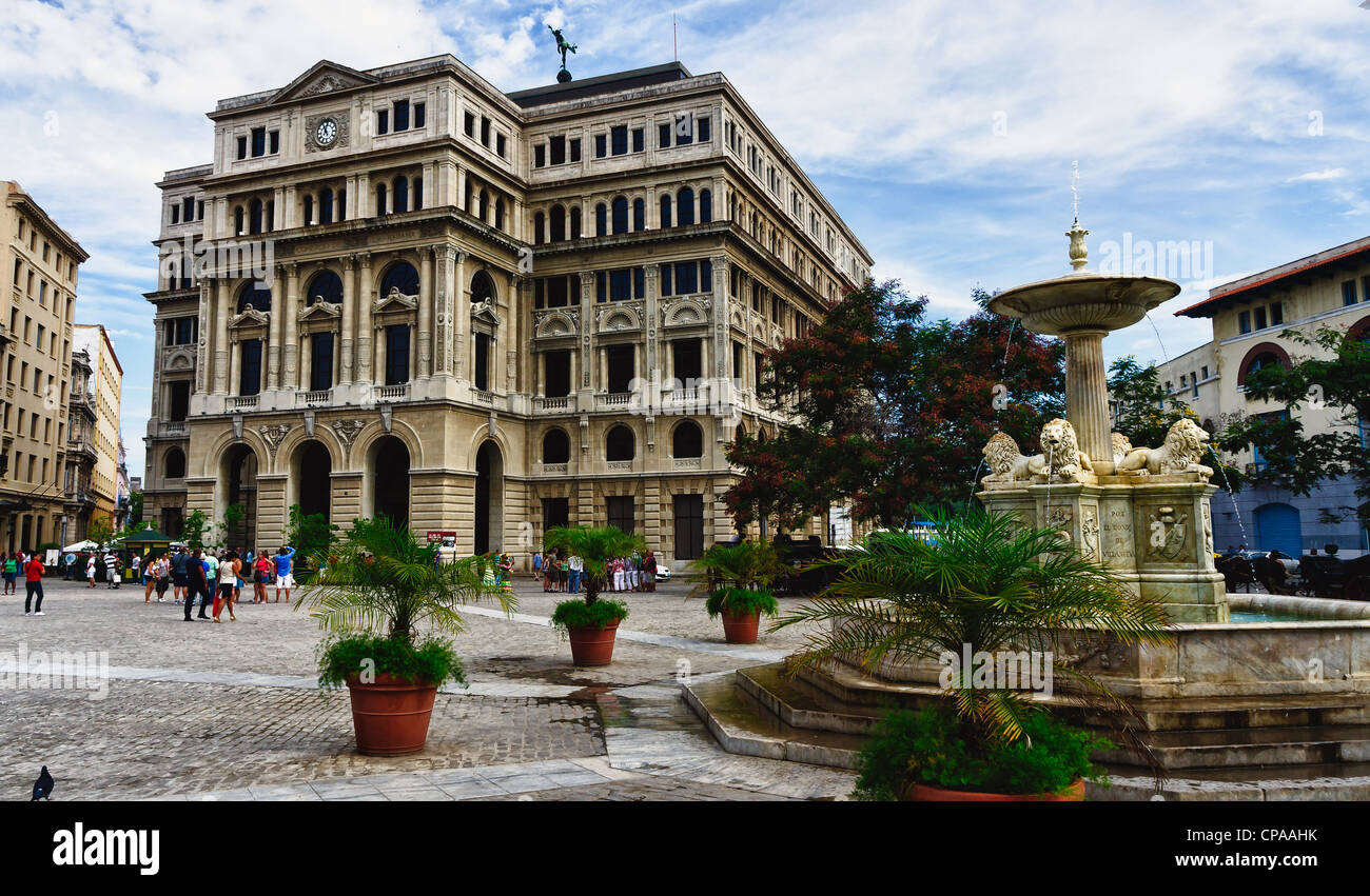 Havanna, Kuba. Straßenszene mit abgenutzten Gebäude. Stockfoto