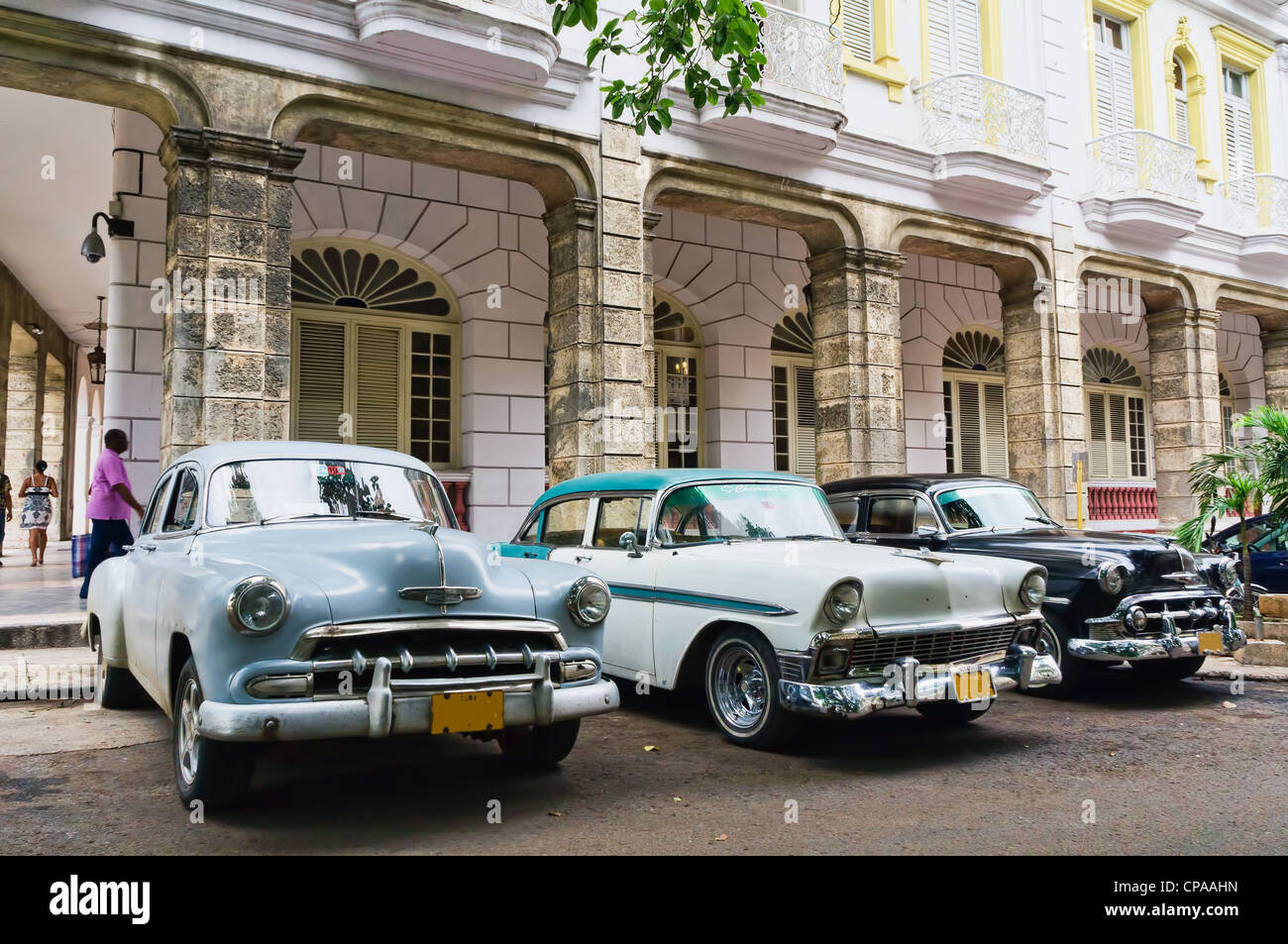 Havanna, Kuba. Straßenszene mit Oldtimer und abgenutzte Gebäude. Stockfoto
