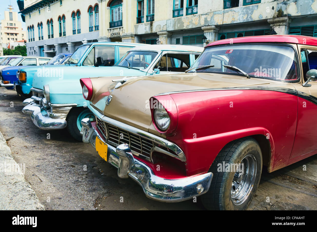 Havanna, Kuba. Straßenszene mit Oldtimer und abgenutzte Gebäude. Stockfoto