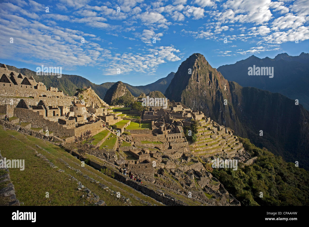Machu Picchu mit Huaynu Picchu hinter im Heiligen Tal von Peru bei Sonnenaufgang. Stockfoto