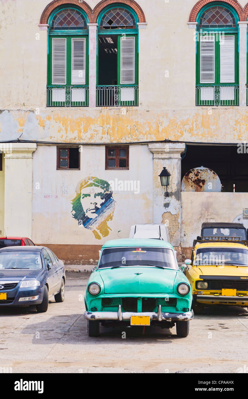 Havanna, Kuba. Straßenszene mit Oldtimer und abgenutzte Gebäude. Stockfoto