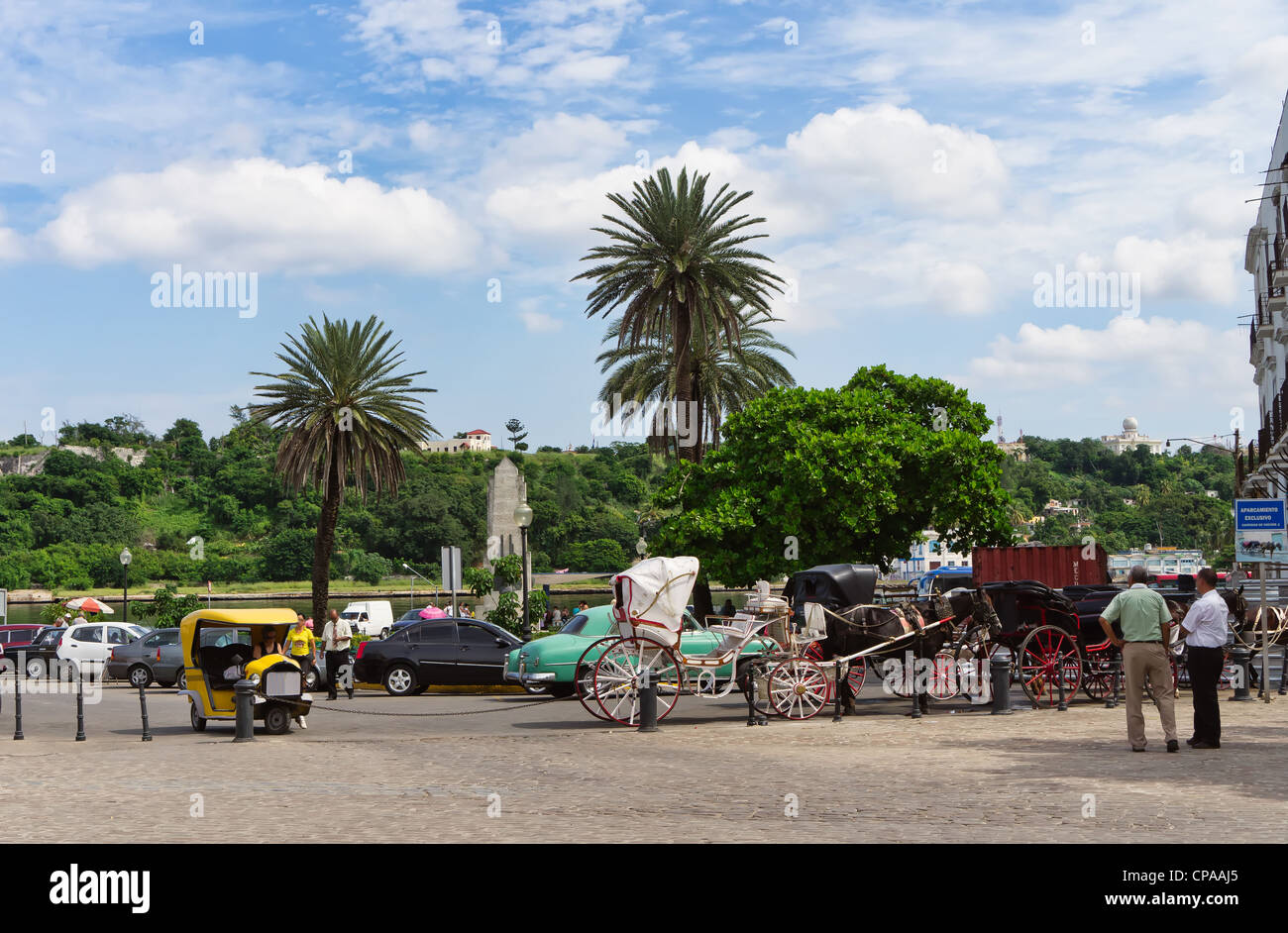 Havanna, Kuba. Straßenszene mit drei Arten von Taxis. Stockfoto