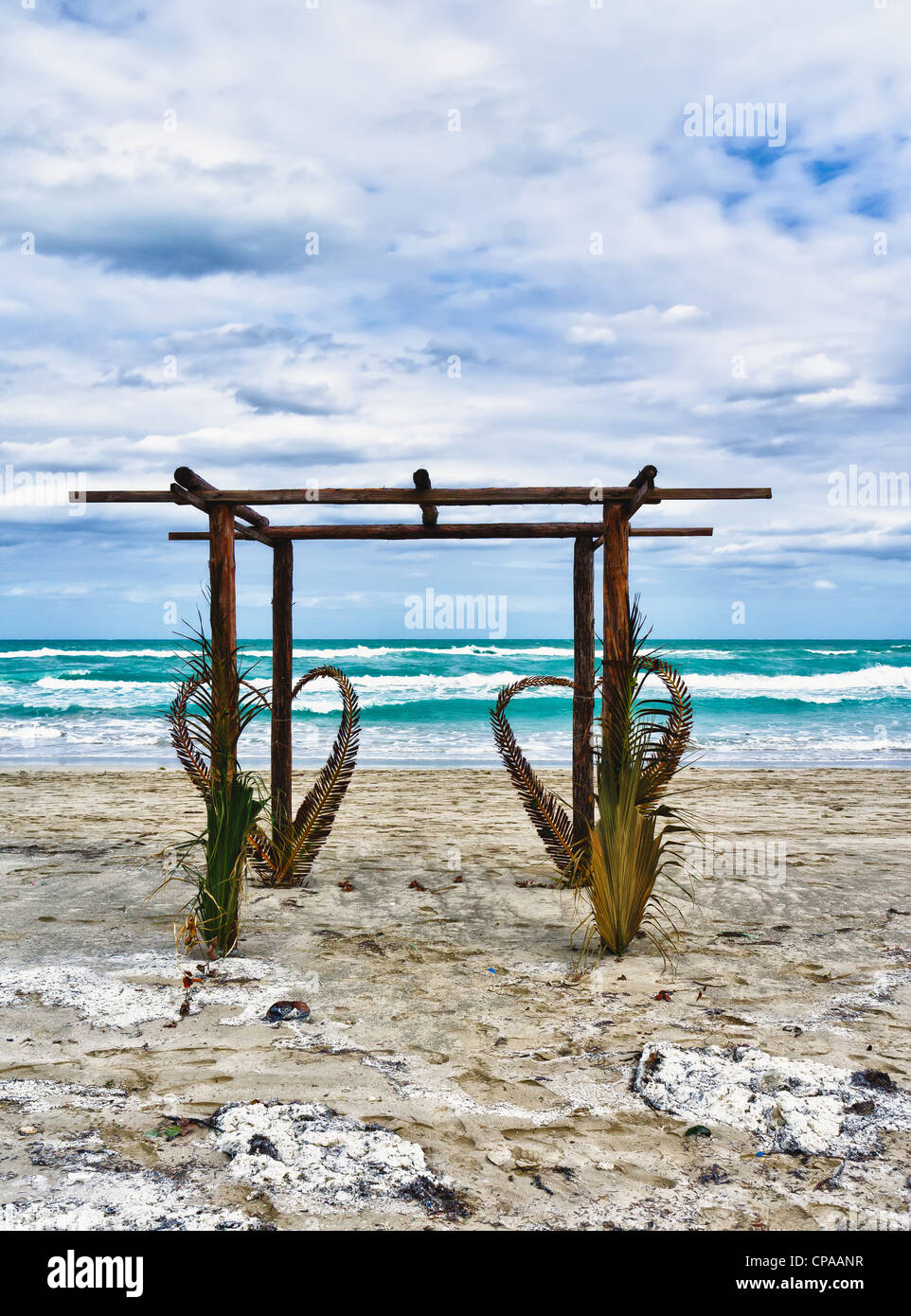 Hochzeit-Torbogen angeordnet auf dem Sand in der Vorbereitung für eine Strand-Hochzeits-Zeremonie Stockfoto
