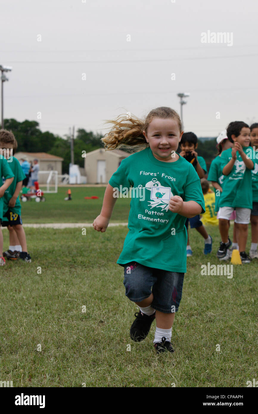 Multiethnischen Kindergarten Alter Schulkinder nehmen an körperlichen Aktivitäten im freien tagsüber Leichtathletik Stockfoto