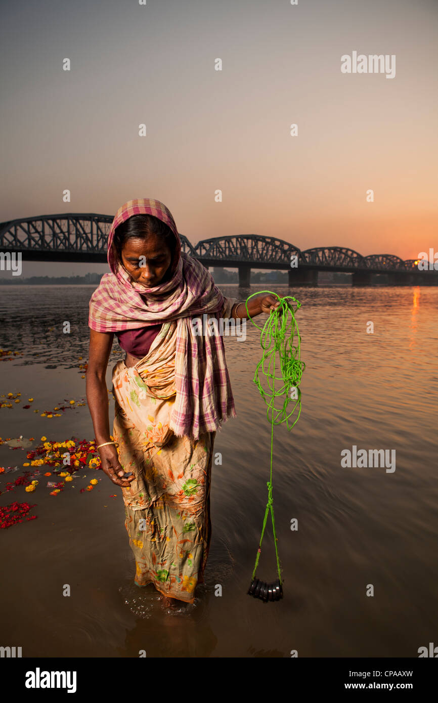 Alte Münze zu sammeln, durch Magneten in Hooghly Fluß InDakshineswarKolkata Ghat, Westbengalen, Indien Stockfoto