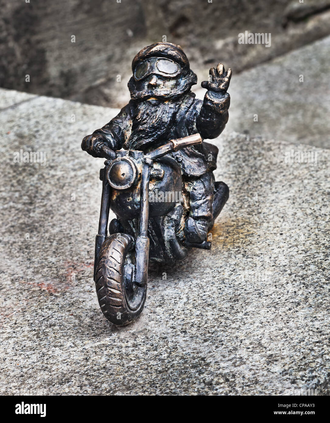 Diese kleine bronzenen-Skulpturen von Märchen Zwerge sind weit von der Tourismusindustrie Symbole, die sie zuerst zu sein scheinen. Stockfoto