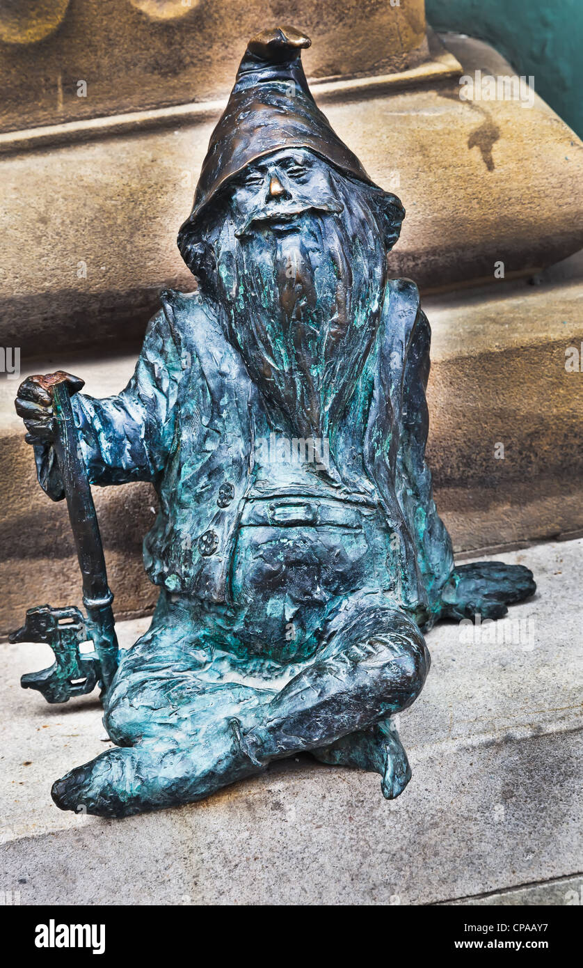 Diese kleine bronzenen-Skulpturen von Märchen Zwerge sind weit von der Tourismusindustrie Symbole, die sie zuerst zu sein scheinen. Stockfoto