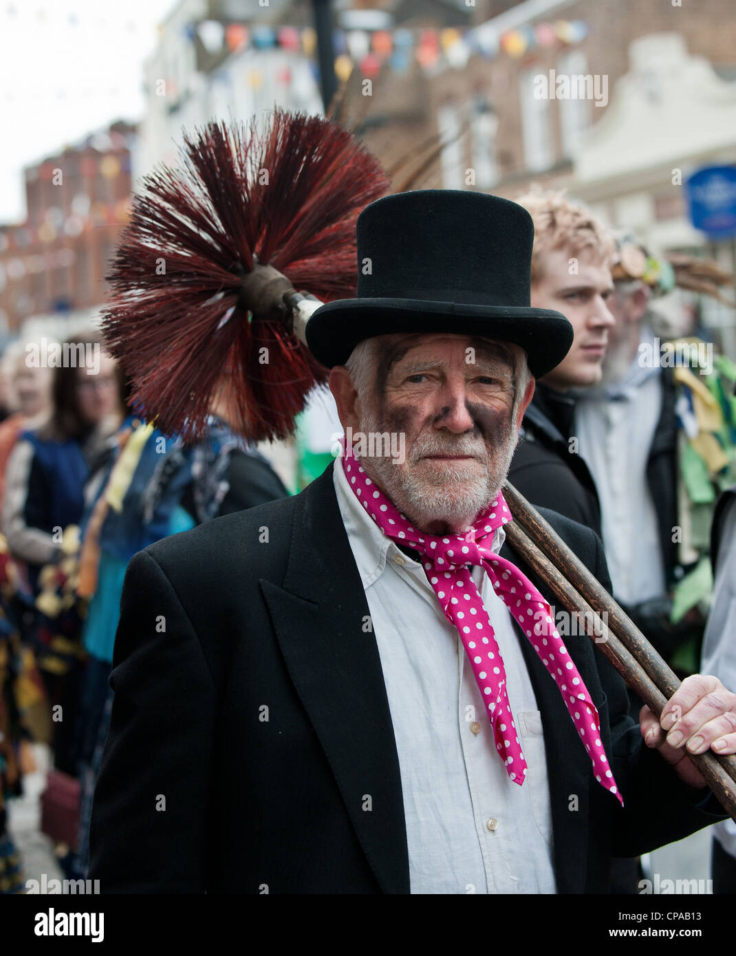 Ein Mann gekleidet, wie eine traditionelle Schornsteinfeger bei der jährlichen Sweeps Festival in Rochester, Kent Stockfoto