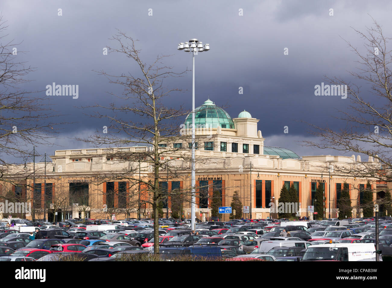 Parkplatz und North Westeingang das Trafford Centre in der Nähe von Manchester. Diesem Zweck des Zentrums ist von Debenhams konfrontiert. Stockfoto
