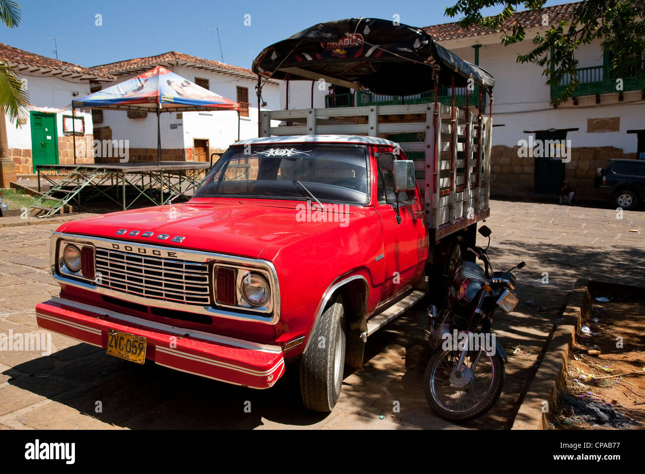 Rot-Dodge Pickup in Barichara Santander Kolumbien. Stockfoto