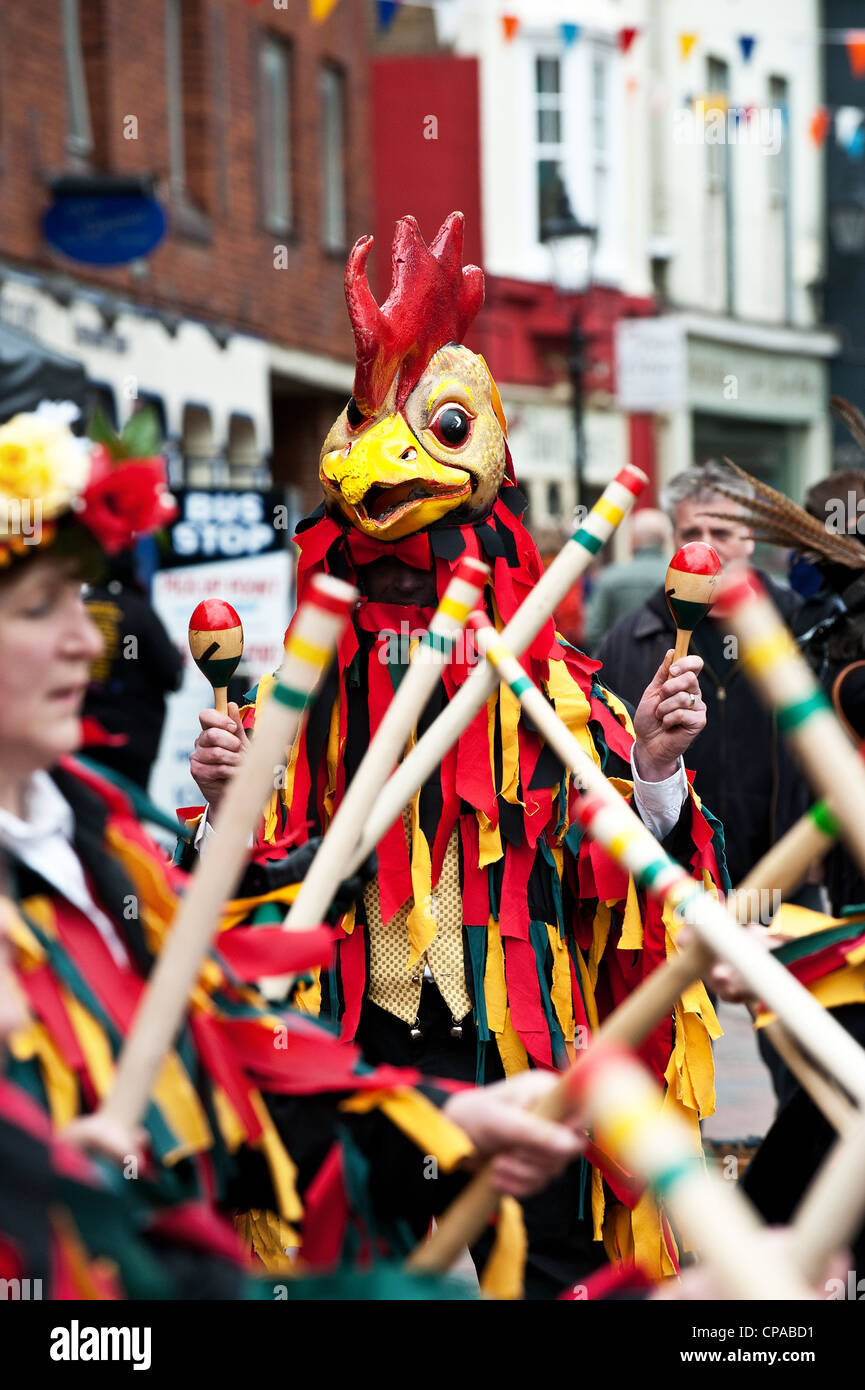 Ein Mann, gekleidet wie ein Hahn auf dem fegt Festival in Rochester Kent Stockfoto