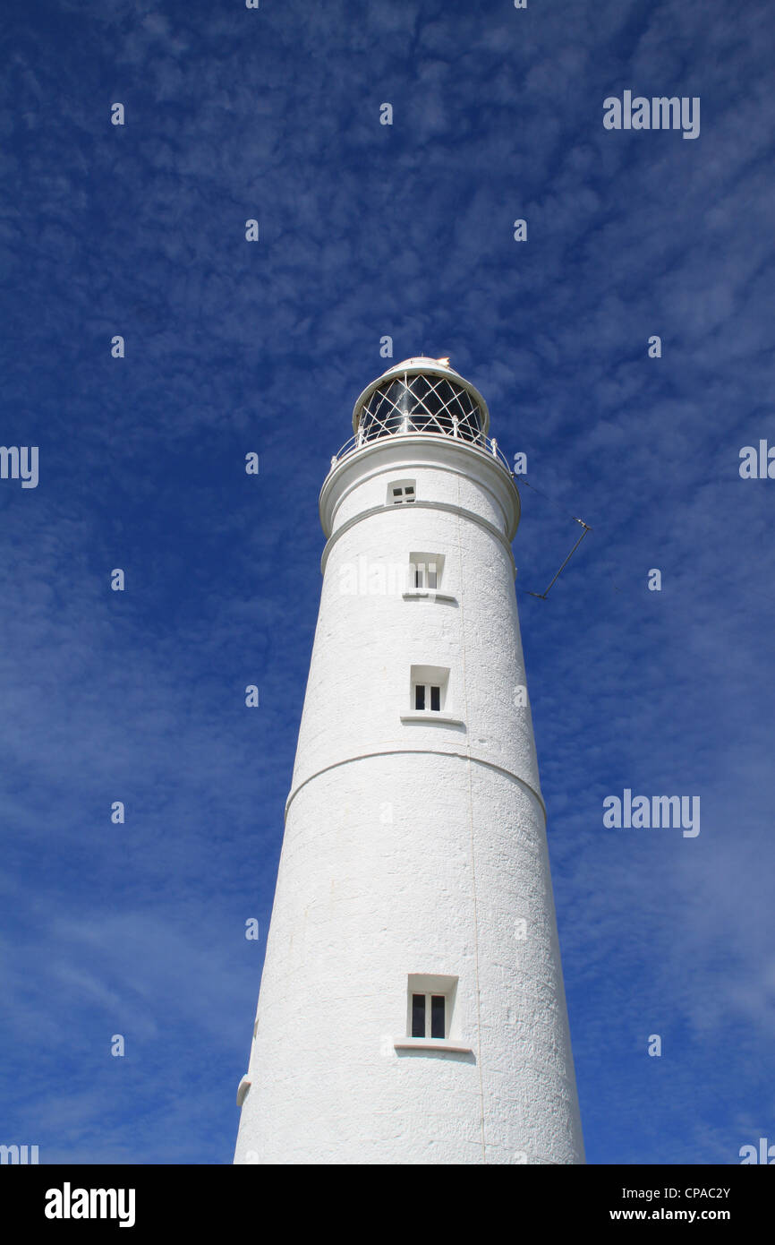 schöne Mönch Nash Leuchtturm im Sonnenschein mit blauem Himmel und Wolken Stockfoto