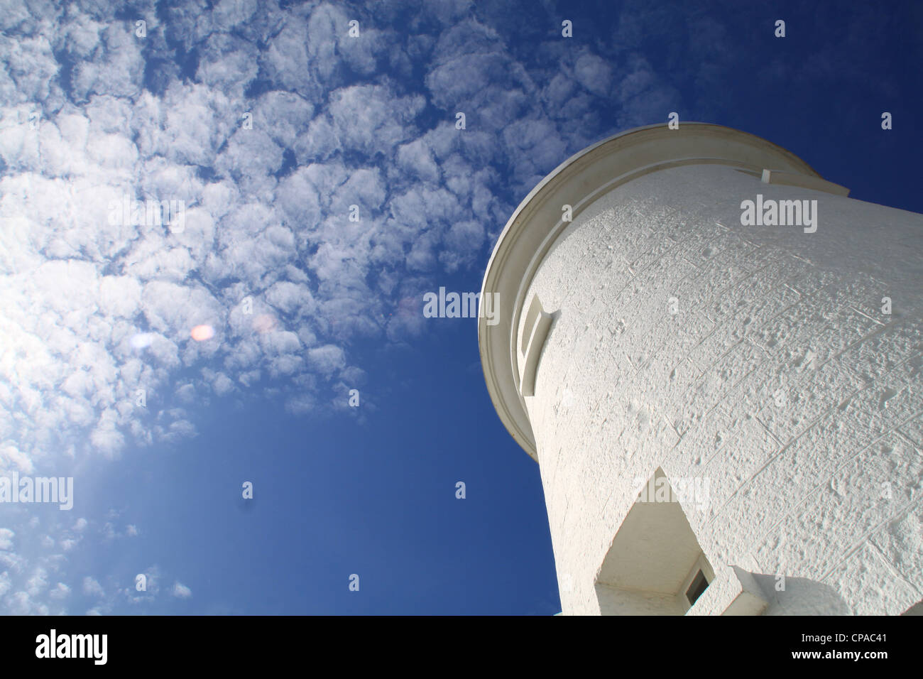 Mönch Nash Leuchtturm, mit blauem Himmel und Wolken Stockfoto