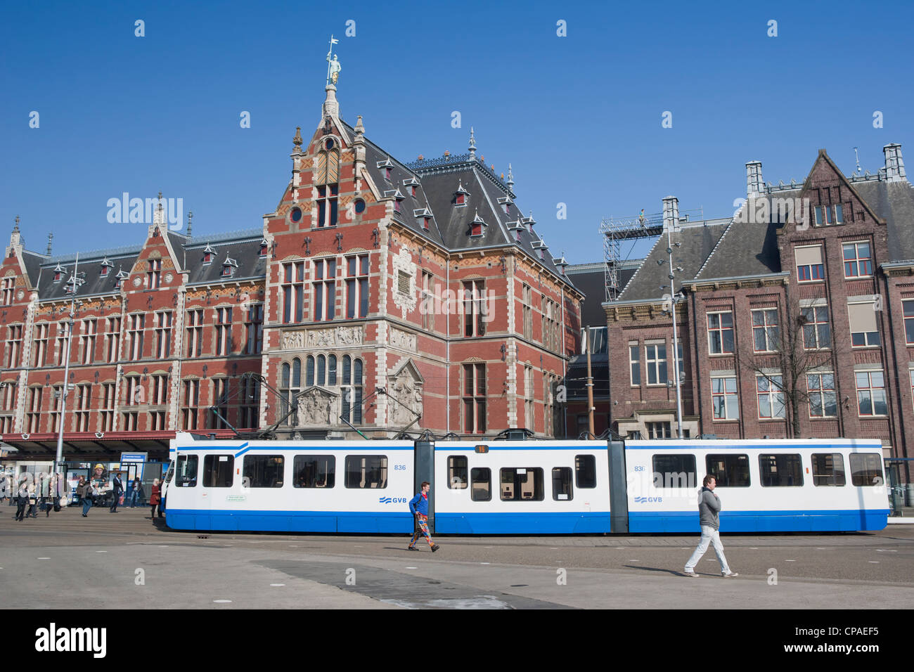 Amsterdam Centraal Station, Straßenbahnlinie Bahnhofsvorplatz Stockfoto