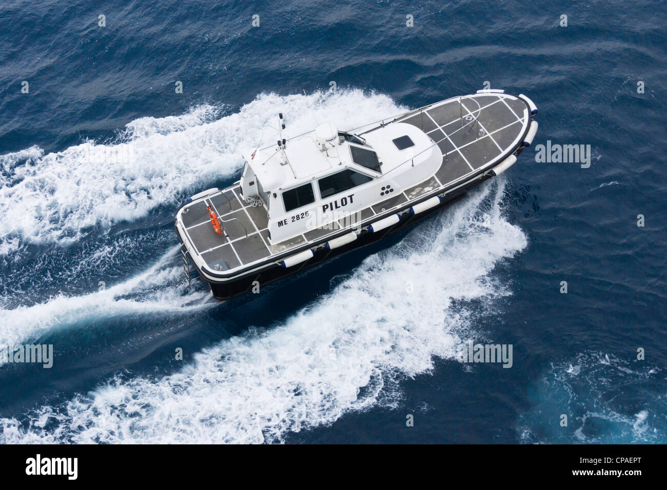 Messina, Sizilien - Messina-Pilot im Zuge eines Kreuzfahrtschiffes für den Piloten ablegen. Stockfoto