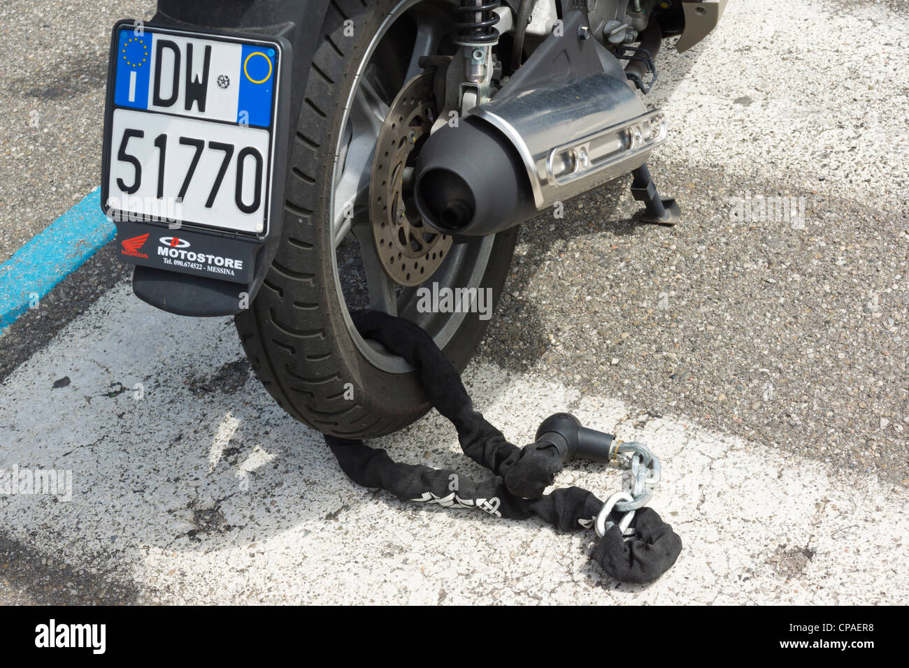 Messina, Sizilien, Italien - lokale pendeln, Motorräder oder Roller. Anti-Diebstahl-Kette am Hinterrad. Stockfoto