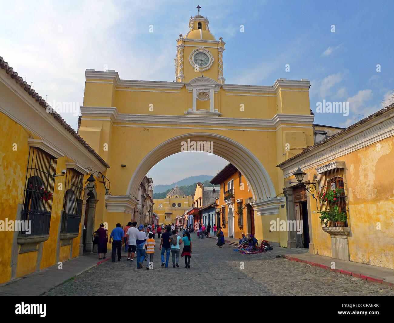 Guatemala Antigua hell bunten Cobble stone street Arco de Santa Catalina La Antigua der UNESCO Stockfoto