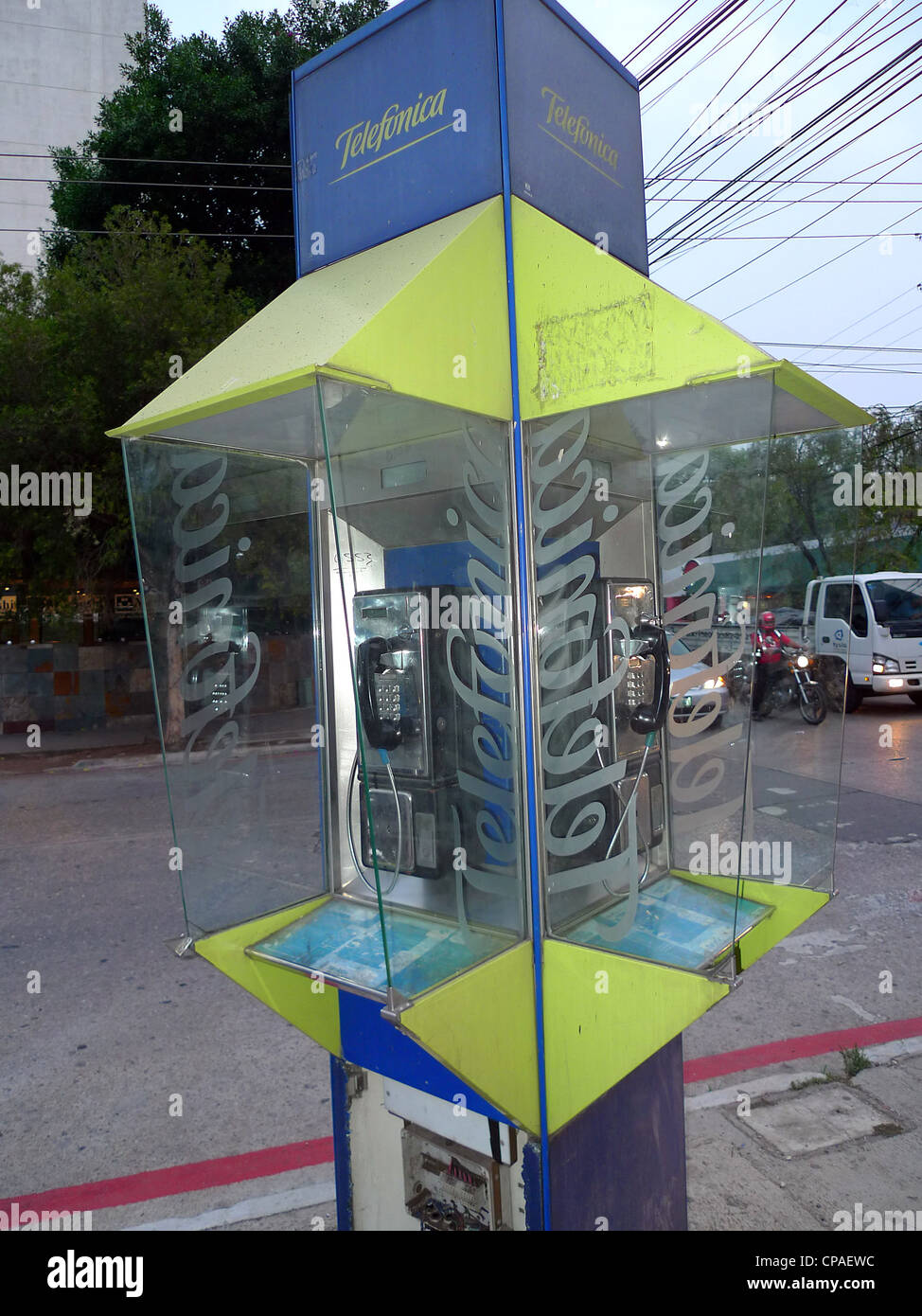Guatemala-Stadt Straßenszene in modernen Stadtlandschaft öffentliches Telefon beide Stockfoto
