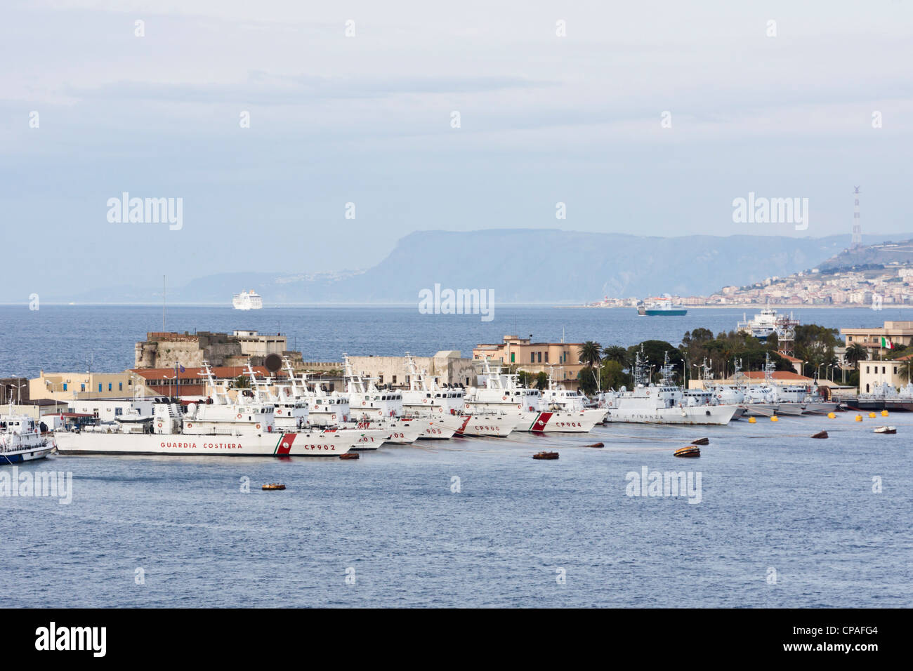 Messina, Sizilien, Italien - italienische Zoll- und Küstenwache Schiffe im Hafen aufgereiht. High-Speed Cruiser voller Tatendrang Stockfoto