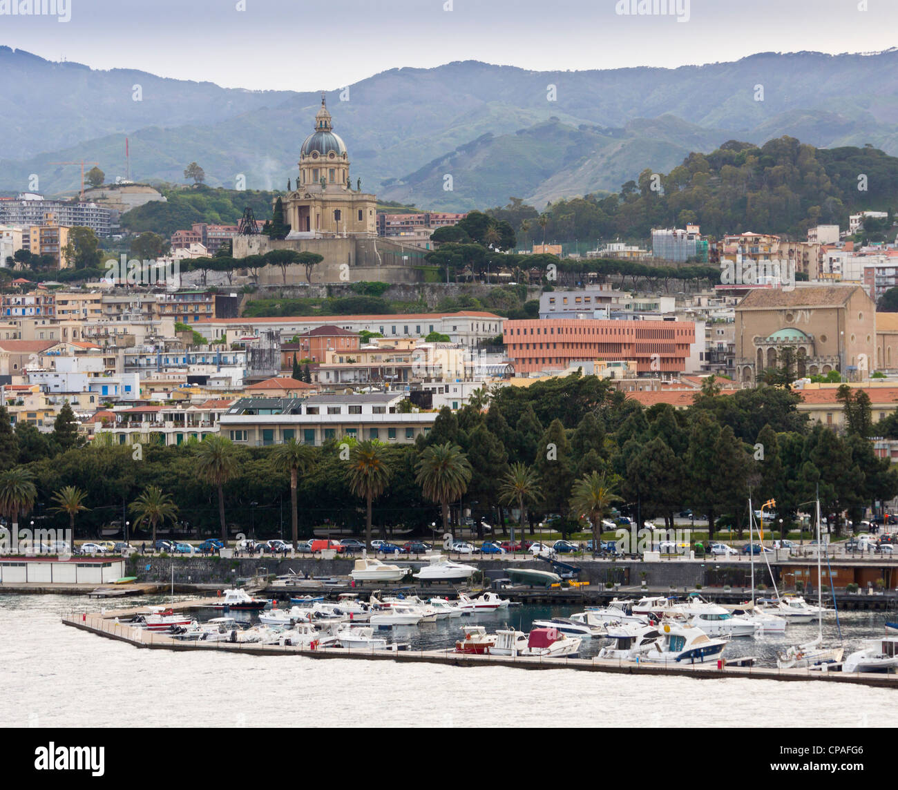 Messina, Sizilien, Italien - Marina und Stadt mit Christus-König-Kirche. Stockfoto