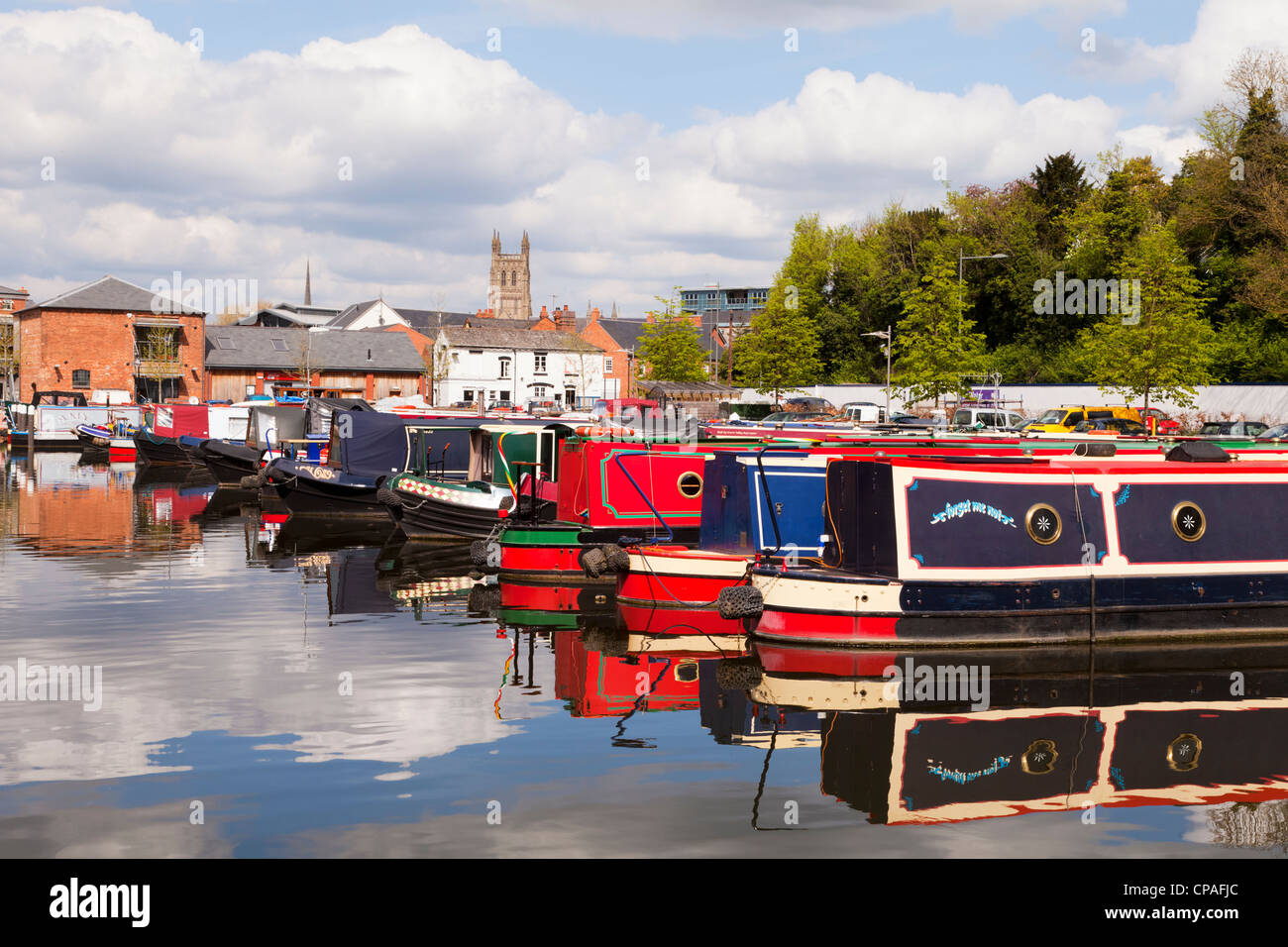 Narrowboats auf Diglis Basin, Worcester, England, am südlichen Ende des Worcester-Birmingham-Kanals, Stockfoto