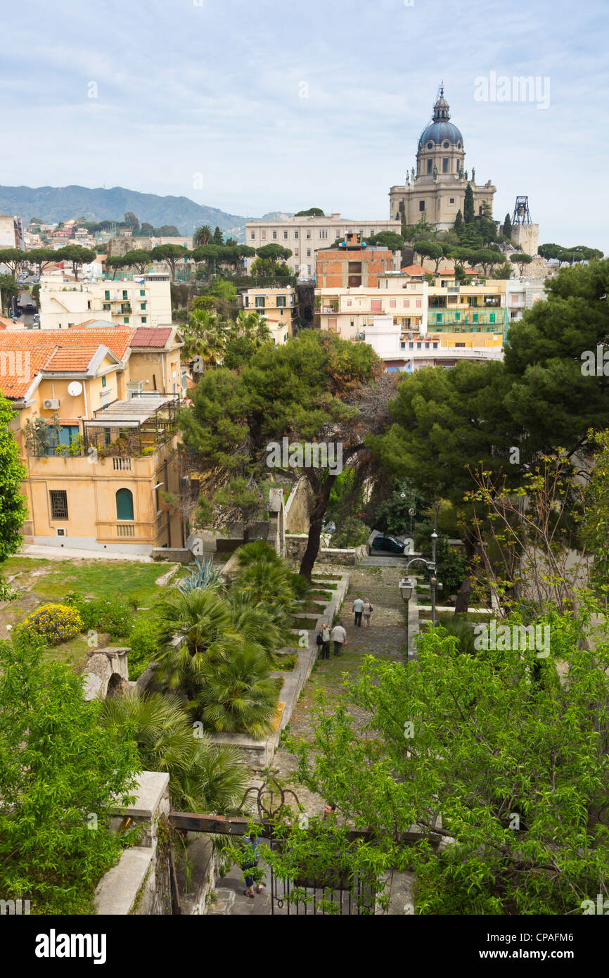 Messina, Sizilien, Italien - Montalto, Blick aus dem Heiligtum der Kirche mit Blick auf Kirche Christkönig. Stockfoto