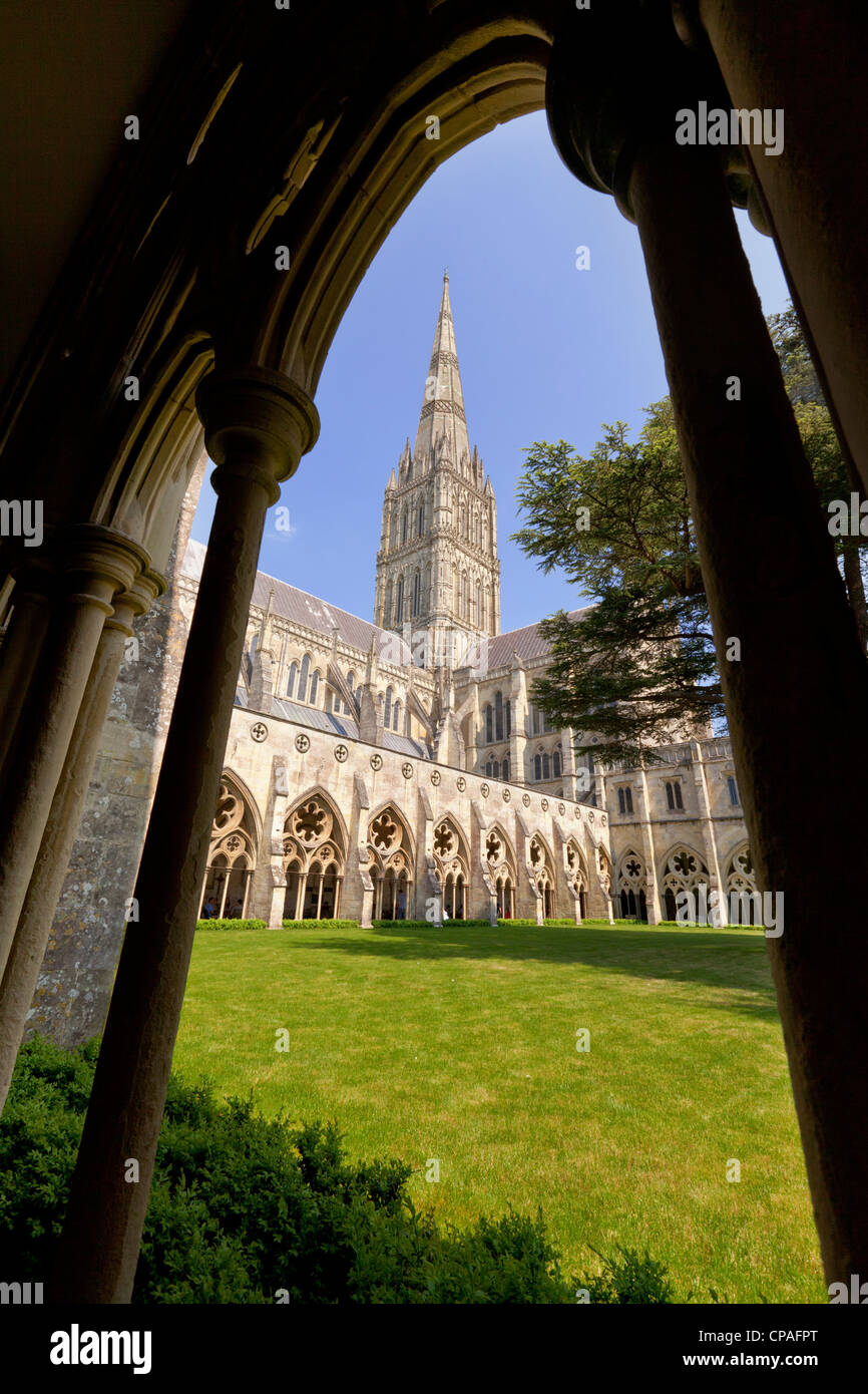 Als das schönste Gebäude in England, Salisbury Cathedral, gesehen durch einen Bogen in den Kreuzgängen. Stockfoto