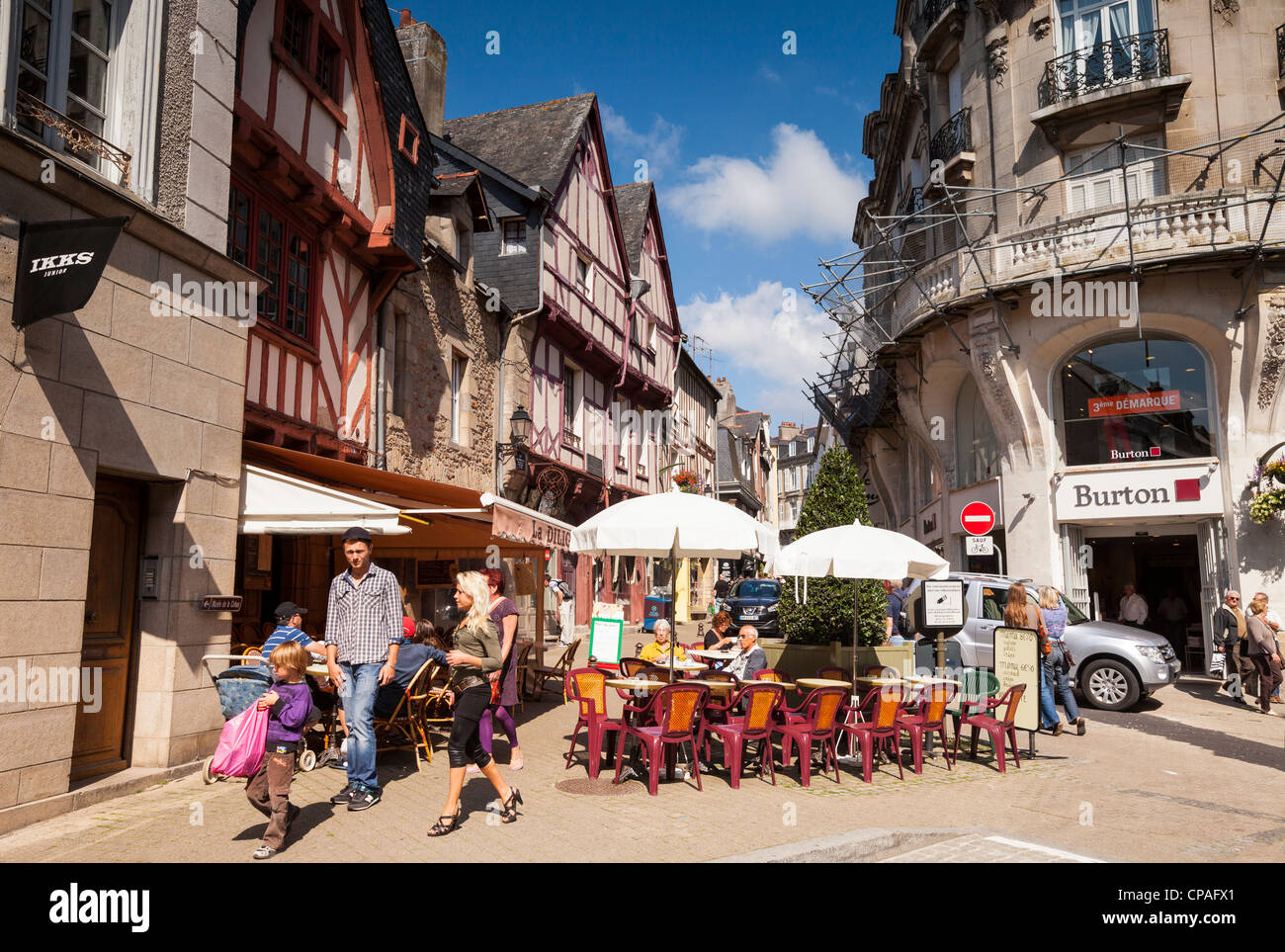 Straßenszene in der Altstadt von Vannes, Bretagne, Frankreich. Stockfoto