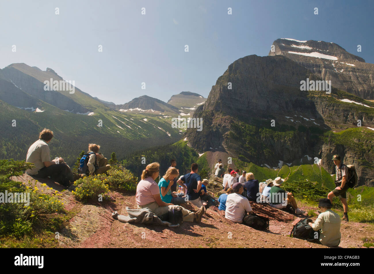 USA, Montana, Glacier National Park. Park Ranger hält pädagogische Ansprache in malerischen Snack Pause am Grinnell Gletscher-Trail Stockfoto