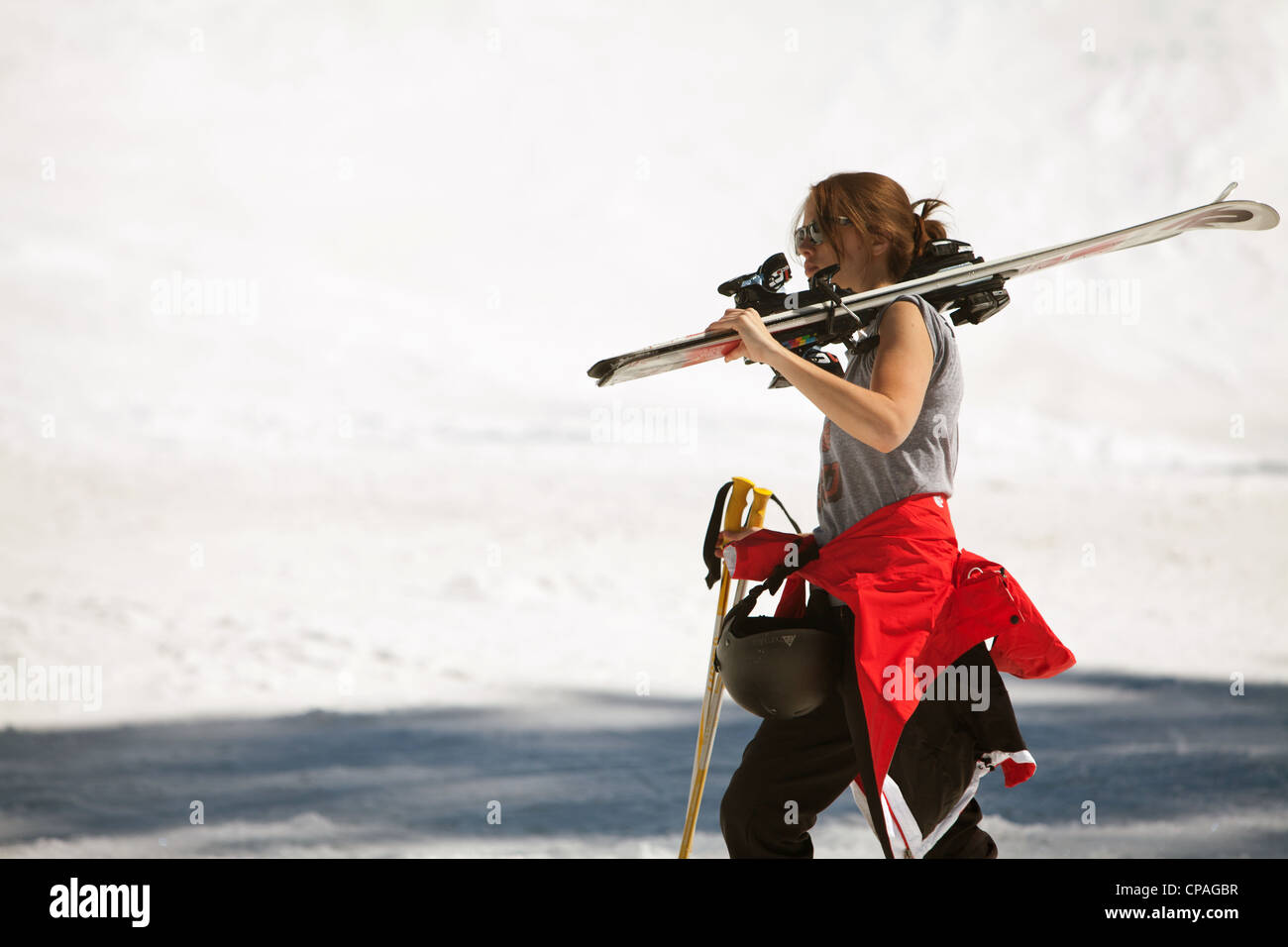 Frau genießen Frühling Skifahren in Squaw Valley, Kalifornien, USA Stockfoto