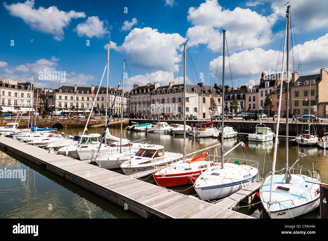 Die Marina und die Uferpromenade in der antiken Stadt Vannes, Bretagne, Frankreich. Stockfoto