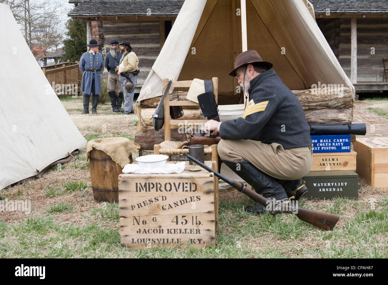 USA, Tennessee, Parkers Kreuzung State Park. Reenactors der 7. Tennessee Kavallerie, Firma C während einer Versammlung. Stockfoto