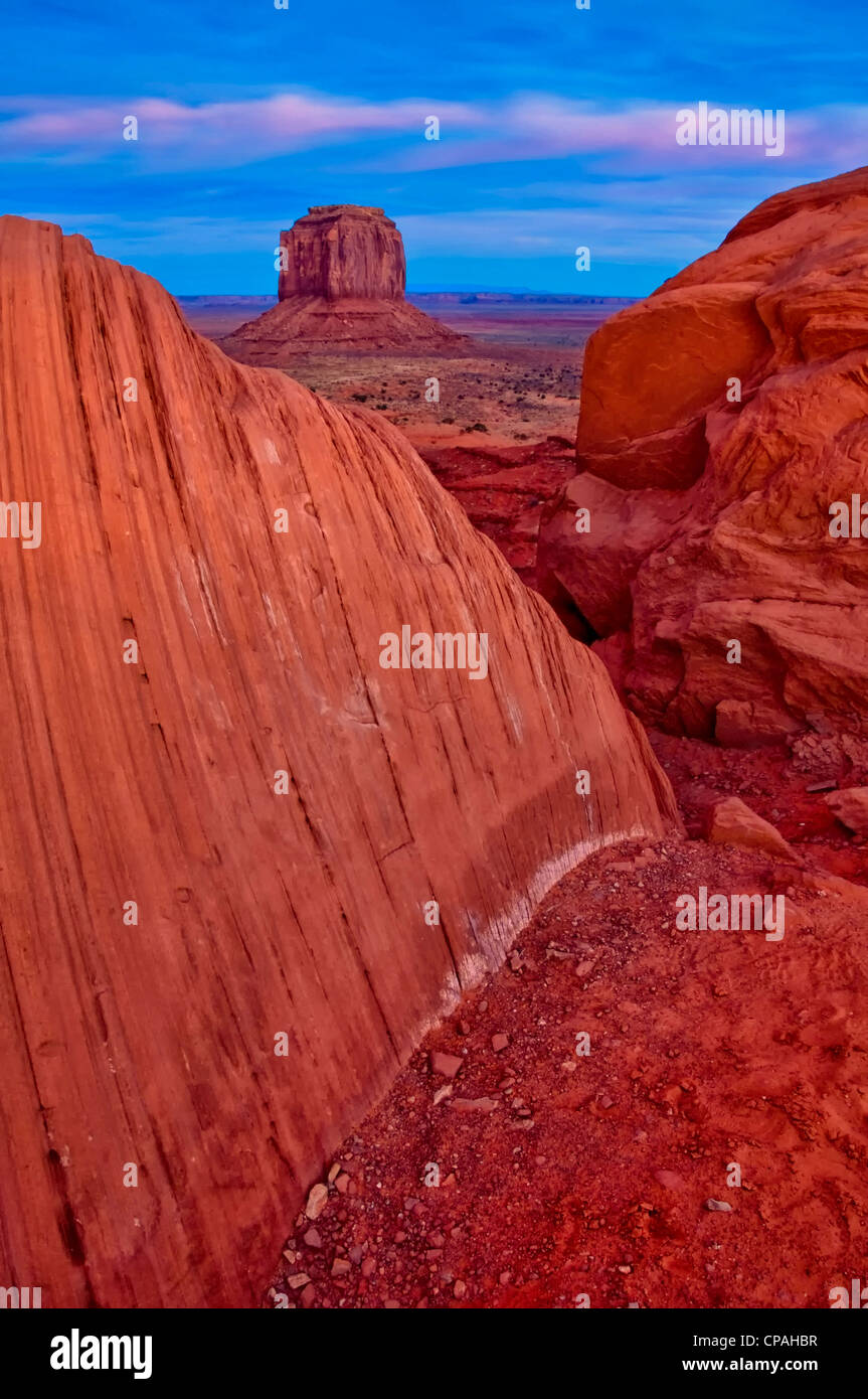 USA, Utah. Erodierte Sandsteinformationen bei Sonnenuntergang Stockfoto