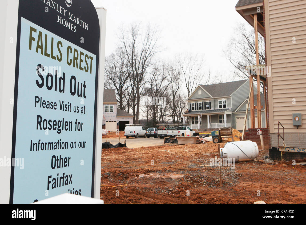 A verkauft, Zeichen vor einer kleinen Wohnsiedlung in Falls Church, VA Stockfoto