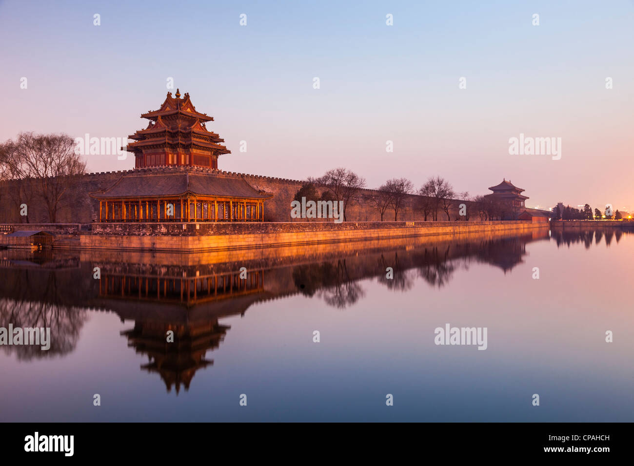 Wall und Graben der verbotenen Stadt in Peking, China, Blick auf das Nordtor nach Sonnenuntergang. Stockfoto