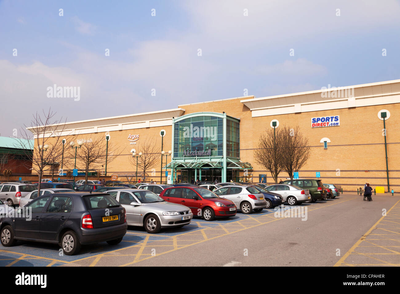 Das Meadowhall Einkaufszentrum und Bestandteil einen Parkplatz. Das große Einkaufszentrum befindet sich auf der MI in der Nähe von Sheffield. Stockfoto