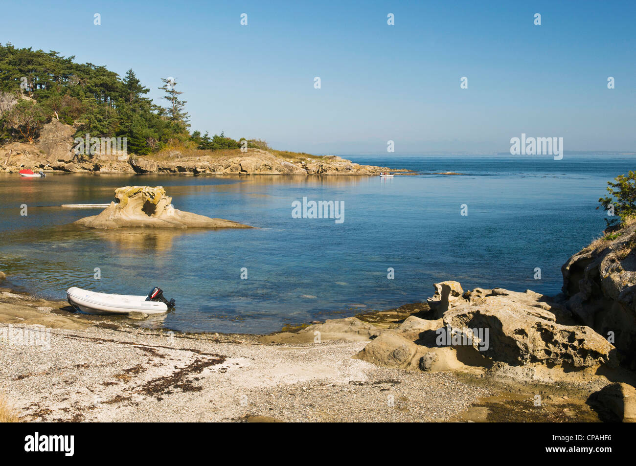 USA, WA, San Juan Inseln. Malerische Ewing Bucht von Sucia Island State Park. Erodierte Sandsteinformationen. Stockfoto