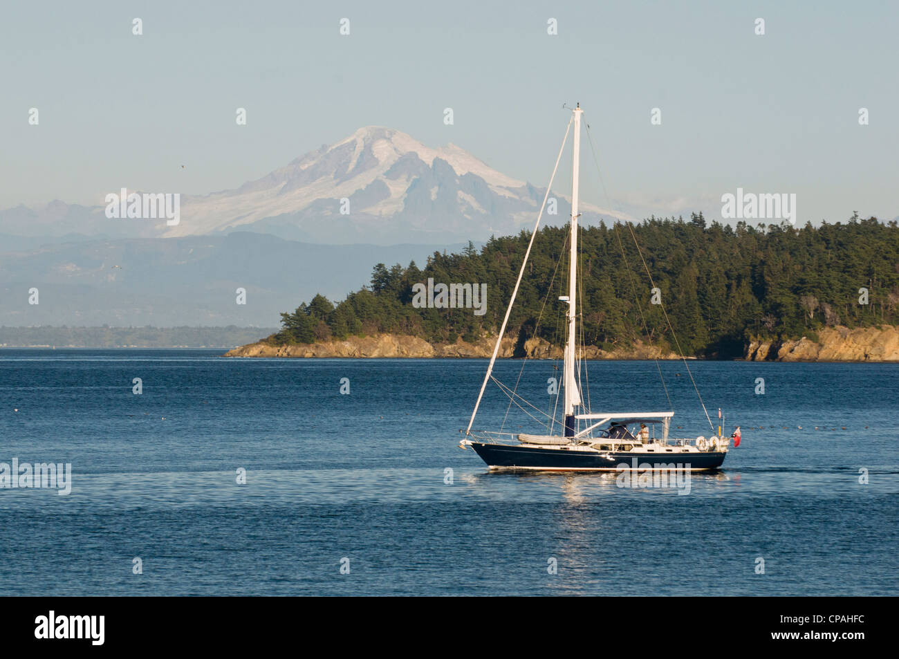 USA, WA, San Juan Inseln. Mount Baker dominiert die Landschaft beim Bootfahren in San Juans. Stockfoto