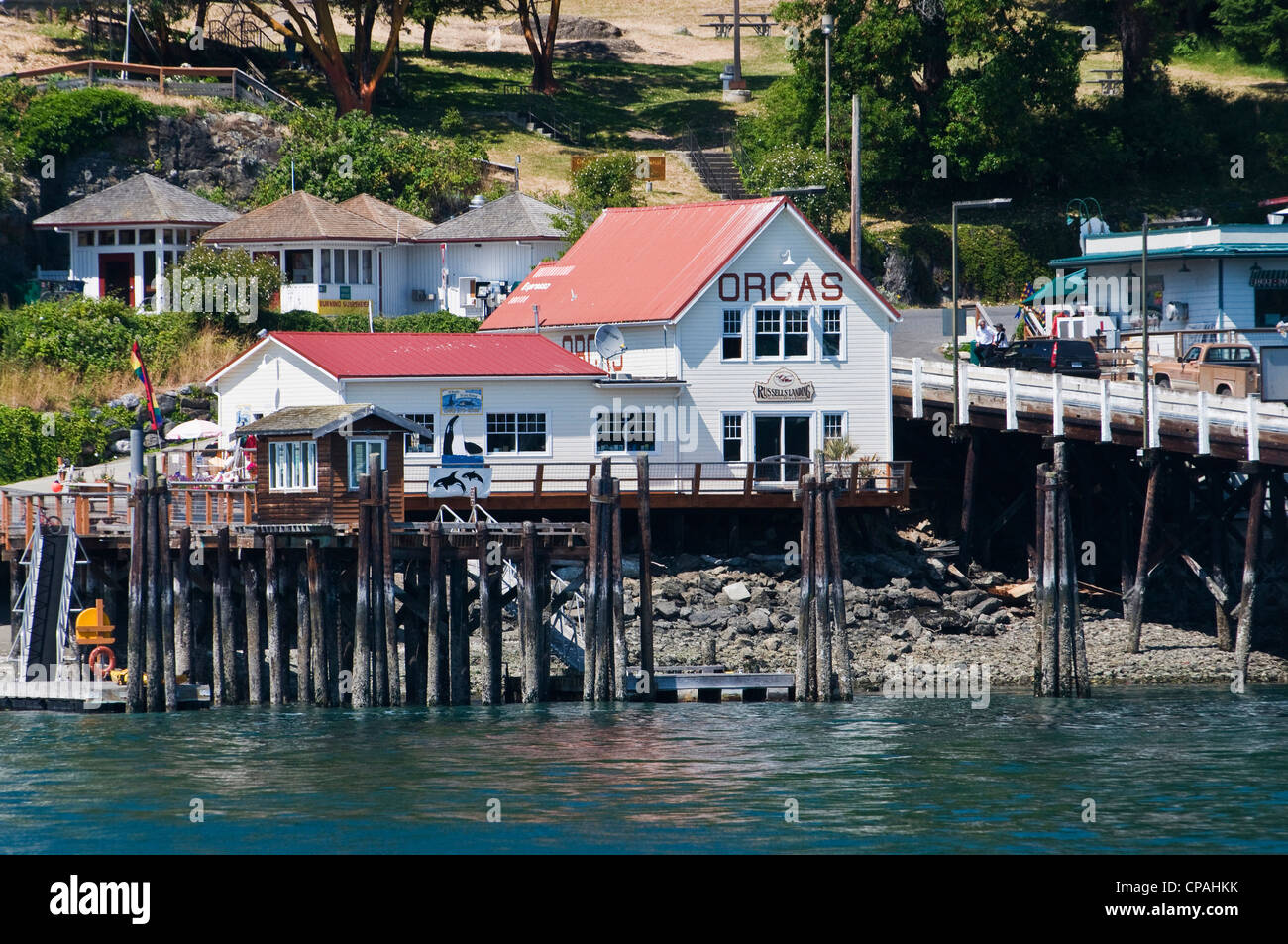 USA, WA, San Juan Islands, Orcas Island. Geschäfte und Restaurant Fähre dock. Stockfoto