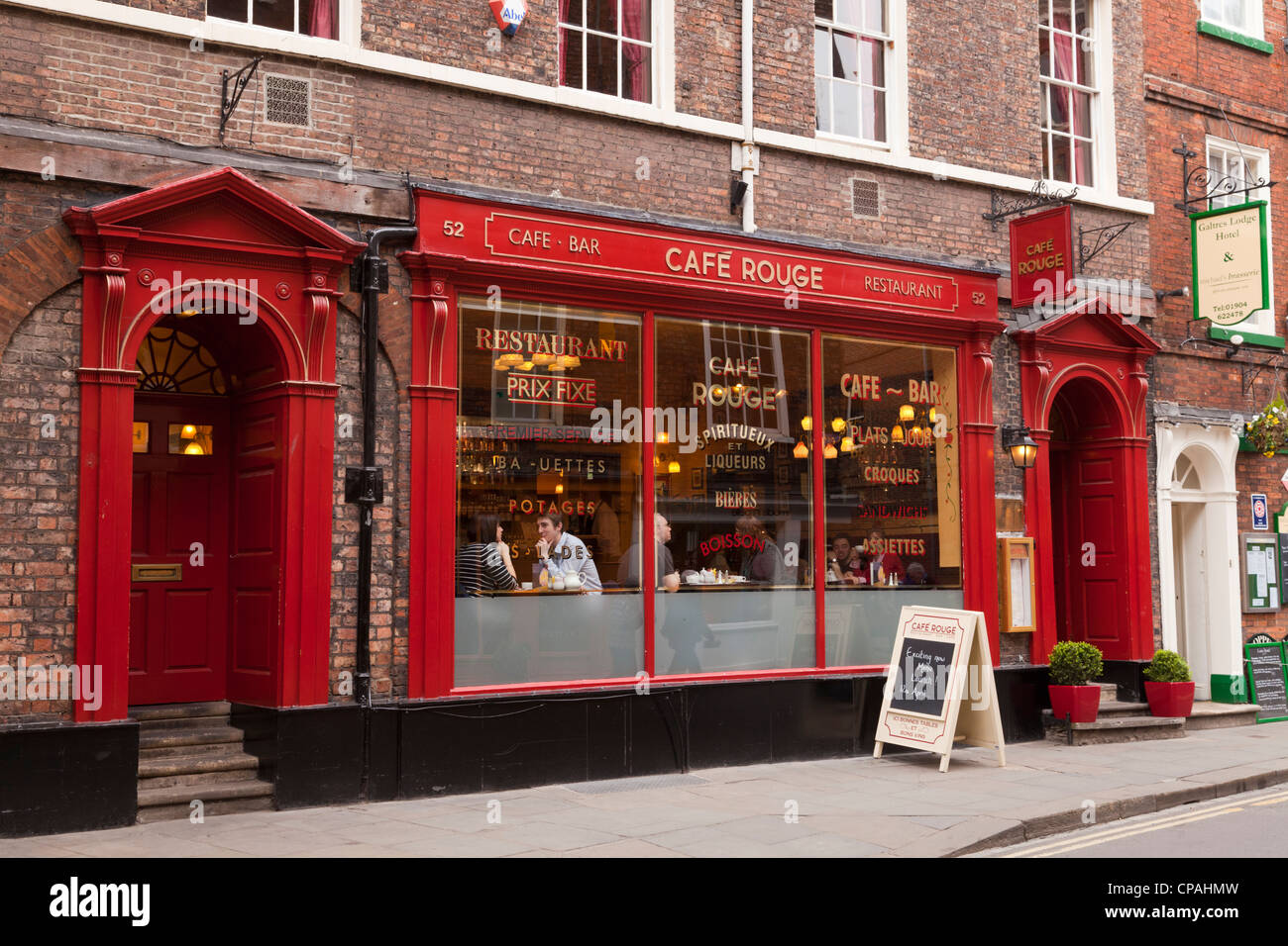 Cafe Rouge in Low Petergate, York, North Yorkshire, England, ein französisches Restaurant befindet sich in einem historischen Gebäude Yorks. Stockfoto