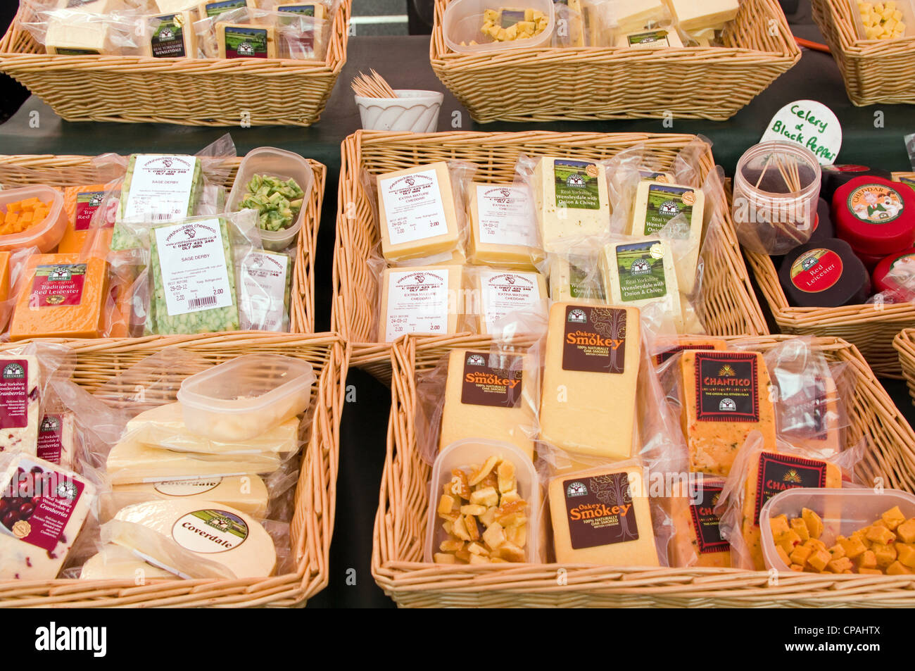 Auswahl an Käsesorten zum Verkauf an Stokesley Farmers Market, Stokesley, North Yorkshire, England, UK Stockfoto