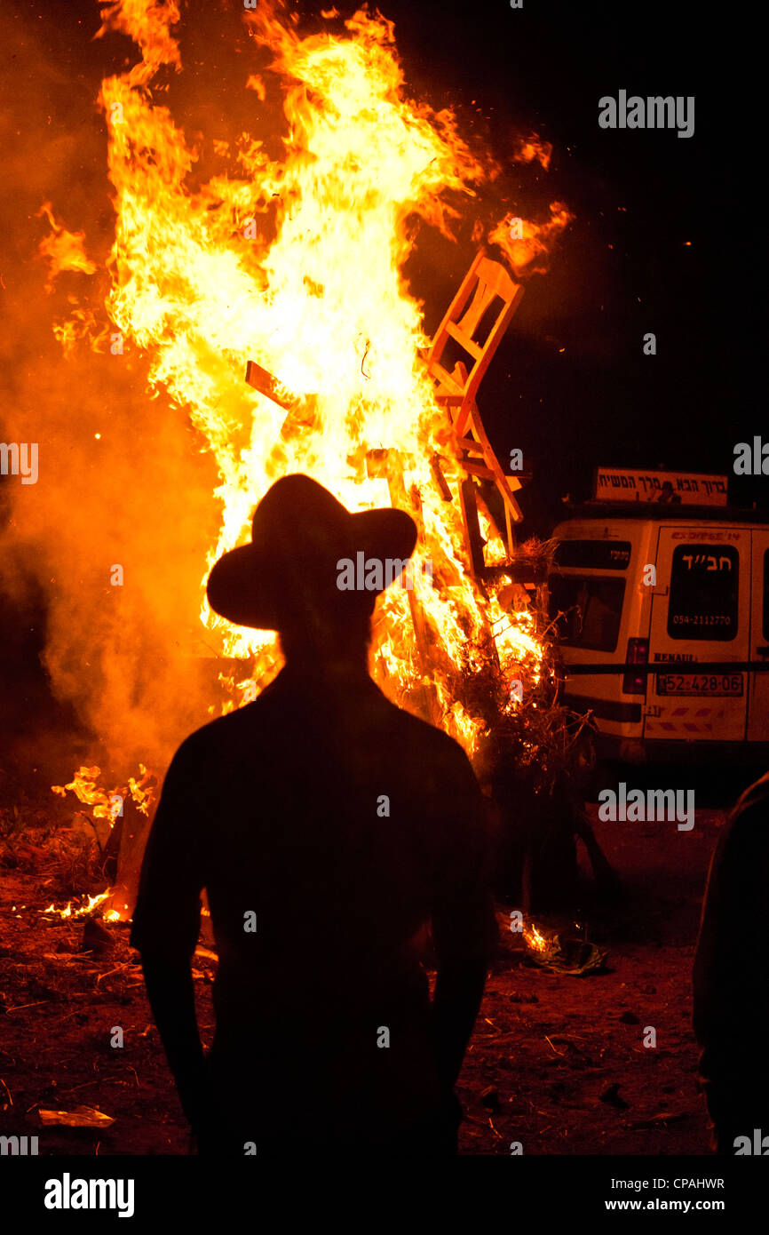 Mitglied des Chabad (Lubawitsch) Bewegung in der Nähe eines Feuers während der jüdische Feiertag "Lag BaOmer" - 18. des hebräischen Monats Iyar. Stockfoto